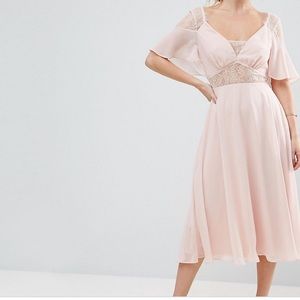 NWT Feminine Wedding Guest Dress w Lace detail